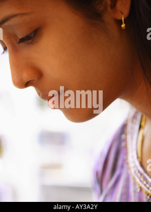 Nahaufnahme einer Mitte erwachsenen Frau blickte Stockfoto