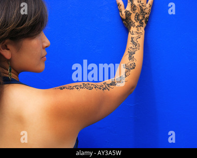 Rückansicht einer Mitte Erwachsene Frau mit Henna-Tattoo auf der hand Stockfoto