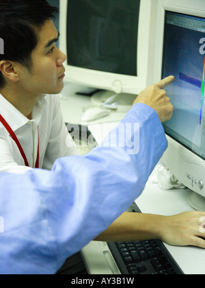 Ärzte, die eine Laborergebnis auf einem Computer überprüfen Stockfoto