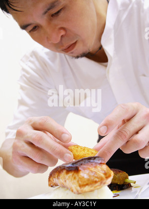 Nahaufnahme eines Kochs, Zubereitung von Speisen Stockfoto