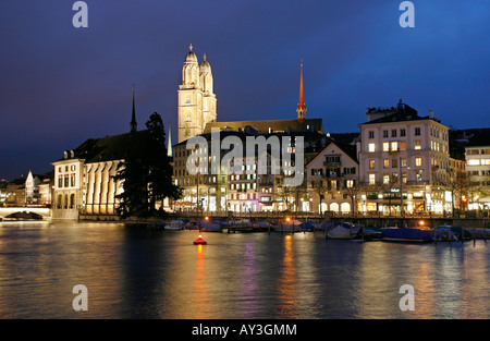 Limmat-Fluss und Grossmünster bei Nacht-Zürich-Schweiz Stockfoto