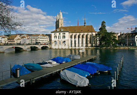 Münsterbrücke mit Grossmünster Helmhaus und Wasserkirche im Hintergrund Zürich Schweiz Stockfoto