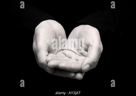 Reife Frau in der Hand aus der hohlen Hand hautnah Stockfoto