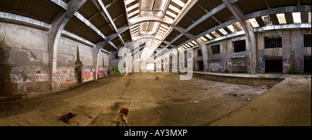 Ein Blick auf das Lager einer Brownfield-Website-Fabrik. Vue Panoramique de l'Entrepôt d ' une Usine Désaffectée. Stockfoto