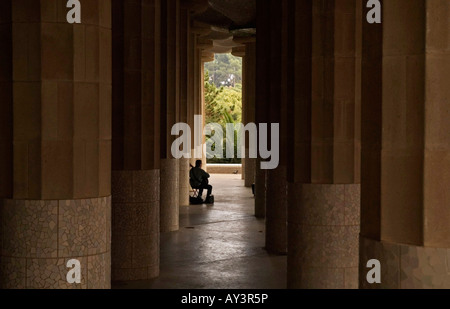 Busker im Säulensaal Parc Güell Barcelona Spanien Stockfoto