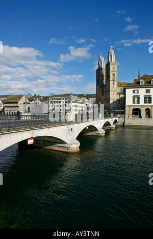 Münsterbrücke mit Grossmünster und das Helmhaus im Hintergrund Zürich Schweiz Stockfoto