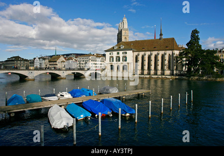 Münsterbrücke mit Grossmünster Helmhaus und Wasserkirche im Hintergrund Zürich Schweiz Stockfoto