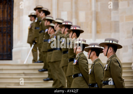 Gurkha aus der Royal Gurkha Rifles bilden eine Ehrenwache auf den Stufen des St George s-Kapelle in Schloss Windsor, Windsor Stockfoto