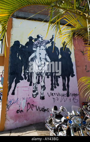 Outdoor-Wandbild mit Daniel Ortega führt Sandinisten auf dem Pferderücken Esteli, Nicaragua Stockfoto