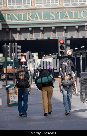 Backpackers zu Fuß in Richtung Hauptbahnhof in Glasgow. Stockfoto