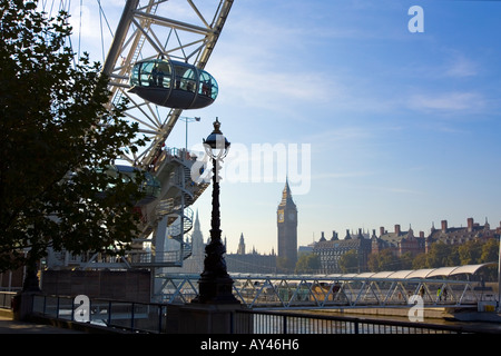 Big Ben gesehen über der Themse, darunter London Eye South Bank London England UK Stockfoto