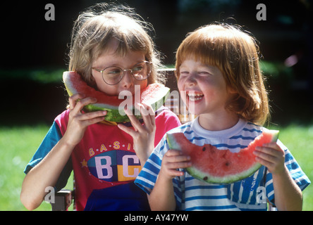 Mädchen genießen Wassermelone Stockfoto