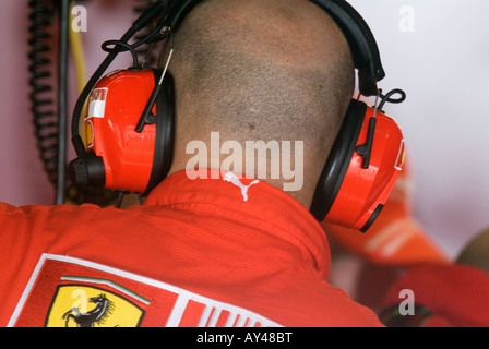 Ferrari-Mechaniker während der Formel-1-Test-Sitzungen auf dem Circuit de Catalunya in der Nähe von Barcelona im Februar 2008 Stockfoto