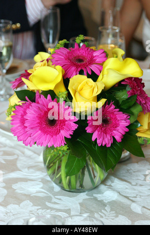 Blumenstrauß in einer Vase auf dem Tisch. Foto von Tom Zuback Stockfoto