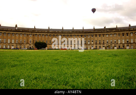 Bad Heißluftballon überfliegen der royal crescent Stockfoto