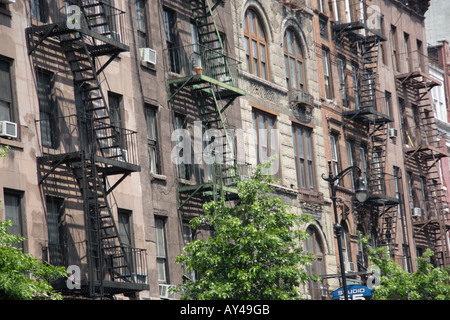 Feuerleitern auf den Aufbau von Fronten in New York City Stockfoto