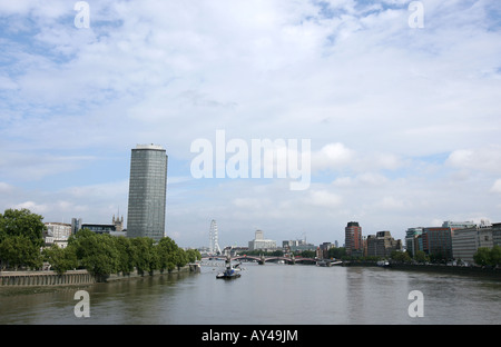 Eine Ansicht des Millbank Tower von Vauxhall Bridge über die Themse in London UK Stockfoto