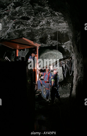 Rock in unterirdischen Goldmine für Bodenunterstützung mit einem Boom Jumbo Verschraubung Bohren beim Constucting eine Sumpf, USA Stockfoto