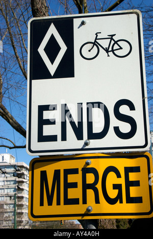 Fahrrad und Bus Bahn Ende Zeichen mit Warnschild zusammenführen Stockfoto