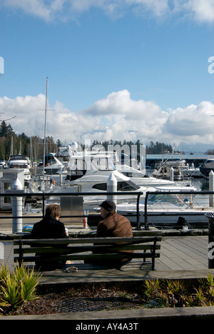 Paar genießt einen Frühlingstag mit Blick auf den Yachthafen Bayshore im West End von Vancouver British Columbia Kanada Stockfoto
