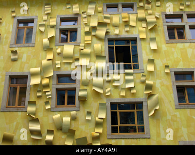 Gelbe Wände und Decoraation auf Mehrfamilienhaus in den Höfen der Kunsthofpassage in Dresden Deutschland Stockfoto