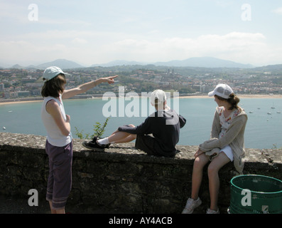 Eine Familie auf Monte Urgull Blick über Bahia De La Concha San Sebastian Spanien Stockfoto