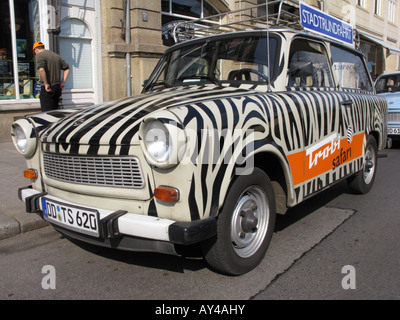 Original DDR Trabant Auto lackiert mit Streifen und als Verkehrsmittel für Touristen um Dresden in Deutschland Stockfoto