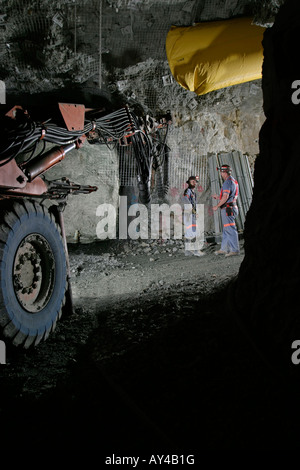 Rock in unterirdischen Goldmine für Bodenunterstützung mit einem Boom Jumbo Verschraubung Bohren beim Constucting eine Sumpf, USA Stockfoto