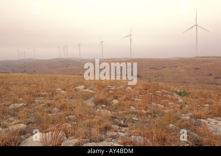 Windkraftanlagen im Nebel beim Wind Farm Stockfoto