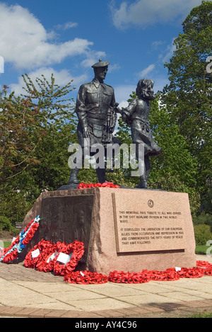 dh Memorial Garden PERTH PERTHSHIRE Scottish Alliierten Kraft Befreiung von Europa Denkmal Mädchen Kilted Soldat schottland Weltkrieg 2 ii Gedenkstätten der Armee Stockfoto