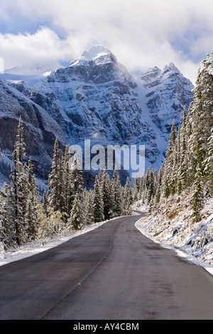 Wenkchemna Spitzen oder Ten Peaks über Moraine Lake im Schnee in der Nähe von Lake Louise, Banff Nationalpark, Alberta, Kanada Stockfoto