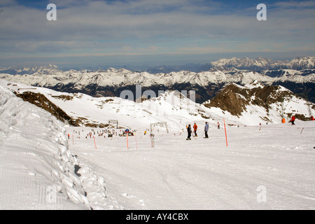 Gesamtansicht der Skipisten im österreichischen Skigebiet Zell am Zee, Österreich. Stockfoto