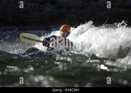 Ein Kajakfahrer läuft die Stromschnellen am Snake River in Jackson Wyoming Stockfoto