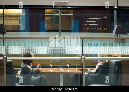 Champagner-Bar neben Eurostar, London Stockfoto