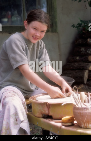 Herr 0275 Teen Künstlerin Charlotte Pekelsma arbeitet mit Ton auf der Töpferscheibe in Capitan, New Mexico. Stockfoto