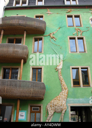 Wandbilder Tiere auf Mehrfamilienhaus in den Höfen der Kunsthofpassage in Dresden Deutschland 2008 Stockfoto