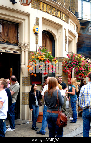 Borough Market, typisch englischen Pub The Globe, Gastwirtschaft zur Eröffnung Zeit, immer beliebt bei den jungen Stockfoto