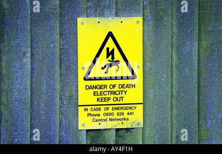 EIN ELEKTRIZITÄTS-GESELLSCHAFT "LEBENSGEFAHR" WARNZEICHEN AUF EINE STROM-SUB-STATION.UK Stockfoto