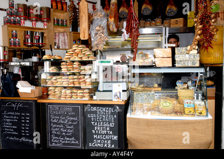 Borough Market, traditionellen italienischen Café mit Käse, Salami, Parmaschinken, Knoblauch, getrocknete Chilischoten, getrocknete Pilze & Rollen Stockfoto