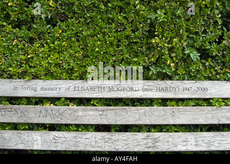 Inschrift am Denkmal-Bank mit Blick auf den Fluss Themse in Richmond nach Themse, Surrey, england Stockfoto