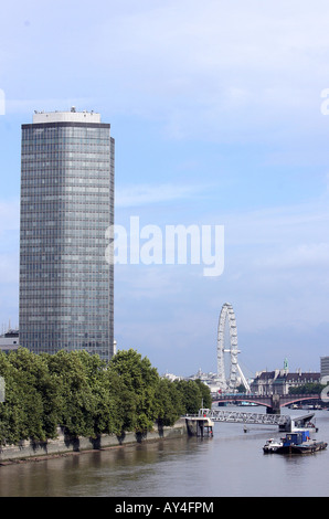 Eine Ansicht des Millbank Tower von Vauxhall Bridge über die Themse in London UK Stockfoto