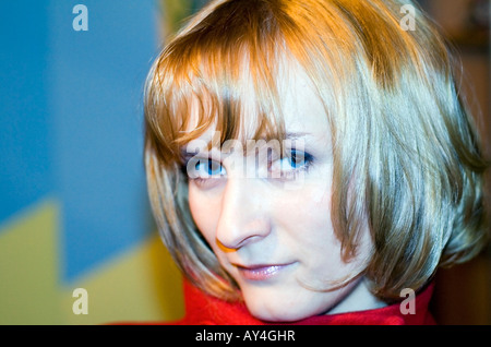 Gesicht einer Frau mit schönen blauen Augen hautnah. Stockfoto