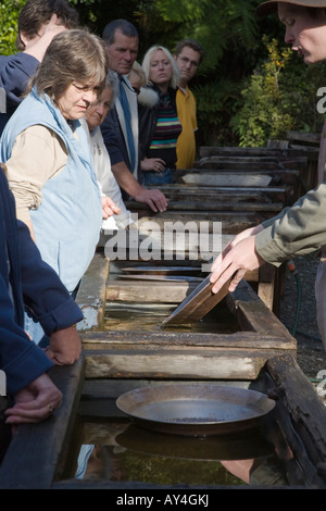 Greymouth zentrale Südinsel Neuseeland Menschen demonstrieren, Goldwaschen, Reisegruppe in Vorstadt Stockfoto