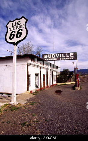 Eine alte verlassene Tankstelle auf historischen US Route 66 in Budville, New Mexico. Stockfoto