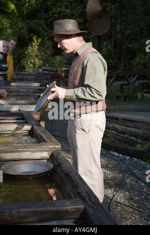 Greymouth zentrale Südinsel Neuseeland kann Man demonstrieren, Goldwaschen in Vorstadt Stockfoto