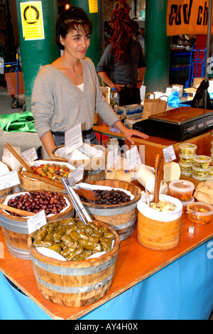 Lächelnde griechischen Laumann dient gefüllte Weinblätter Kalamata, grüne Oliven, schwarze Oliven, Dolmades Fass im Alter von Feta-Käse Stockfoto