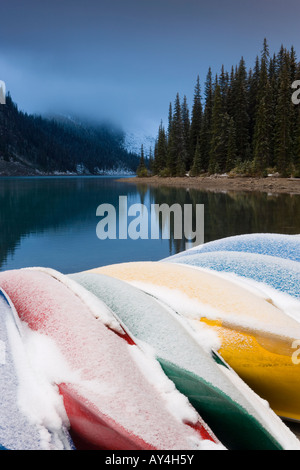 Kanus am Hafenkai im frühen Winterschnee, Tal der zehn Gipfel, Moraine Lake, Banff Nationalpark, Rocky Mountains, Kanada Stockfoto