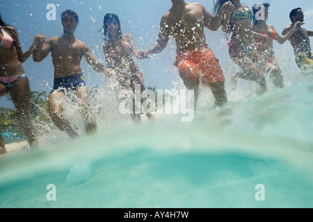 Südamerikanische Paare im Wasser laufen Stockfoto