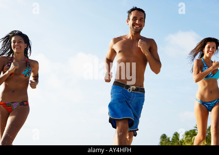 Südamerikanischen Freunde laufen am Strand Stockfoto