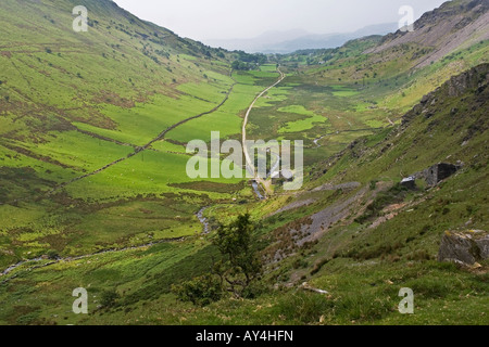 Aussehende SW Cwm Croesor Tal mit Maschinenhaus der kleinen Wasserkraft elektrische Schema Zentrum, Snowdonia, Nordwales Stockfoto